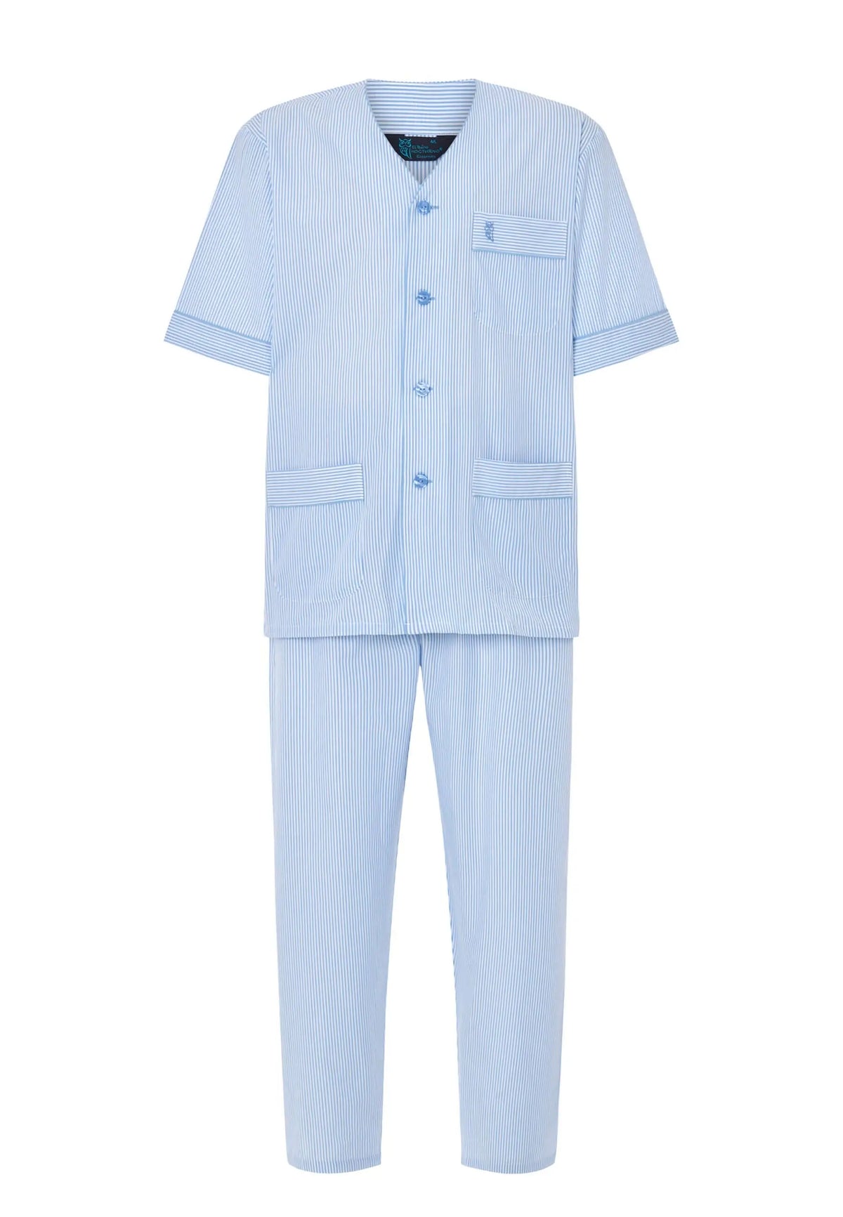 Pijama de hombre azul y blanco a rayas, cuello en pico, manga corta, botones y bolsillos en el pecho y bajo.