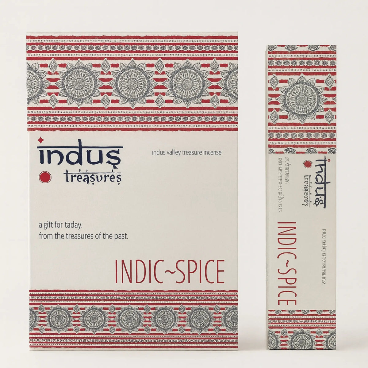 Caja rectangular de incienso artesanal con diseño indio en tonos rojos y grises sobre fondo blanco.
