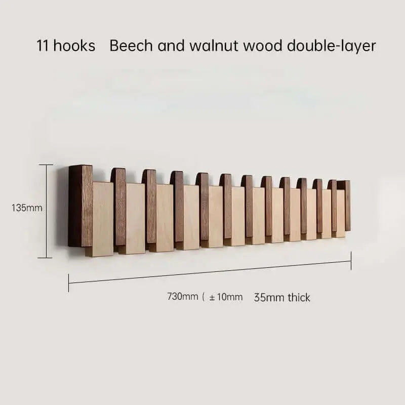 Perchero de pared estilo escandinavo con 11 ganchos plegables, fabricado en madera clara y oscura con diseño lineal.