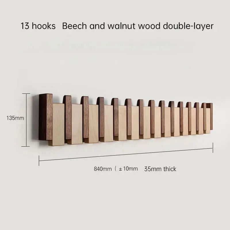 Perchero de pared estilo escandinavo con 13 ganchos plegables, fabricado en madera clara y oscura, con medidas técnicas.