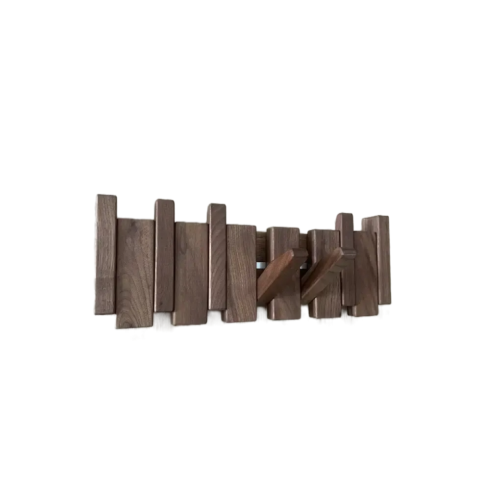 Perchero de pared plegable de madera natural con listones verticales oscuros y estilo escandinavo sobre fondo negro.