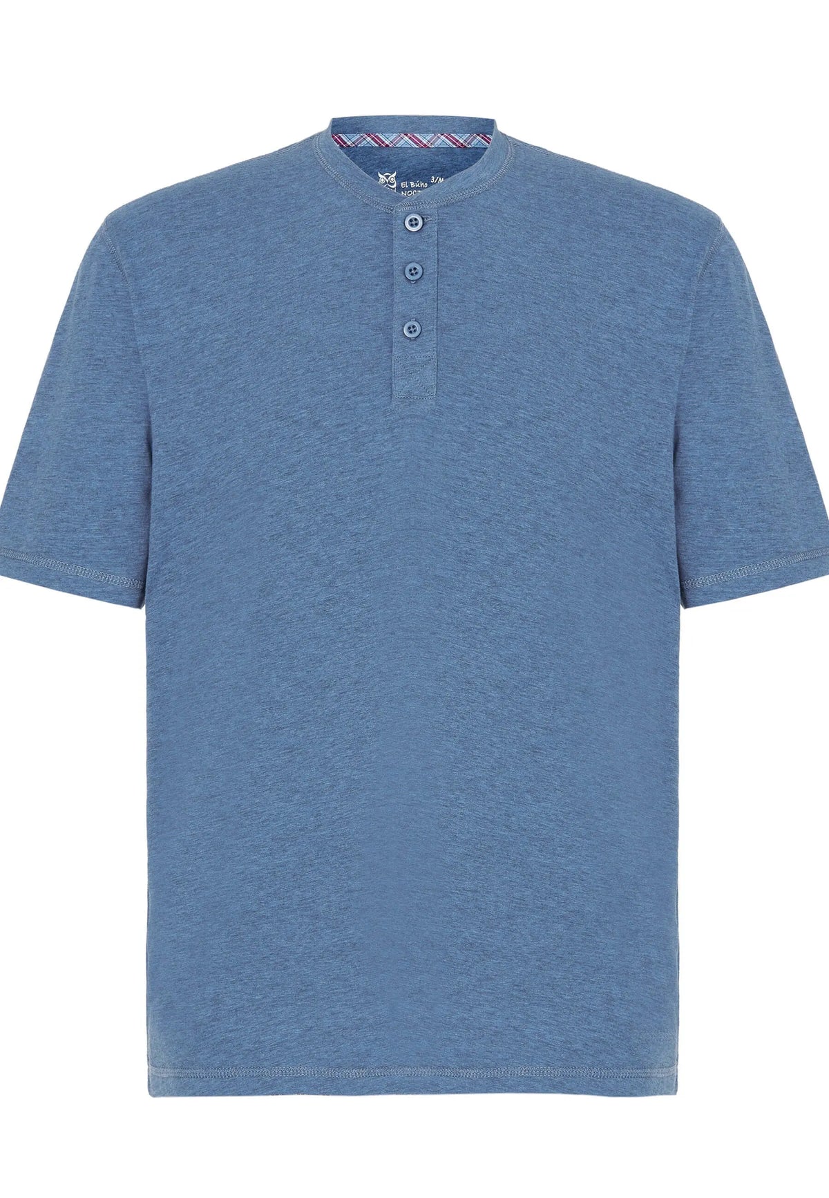 Camiseta de pijama azul jaspeado, manga corta, cuello redondo con tapeta de tres botones y detalle interior a cuadros.