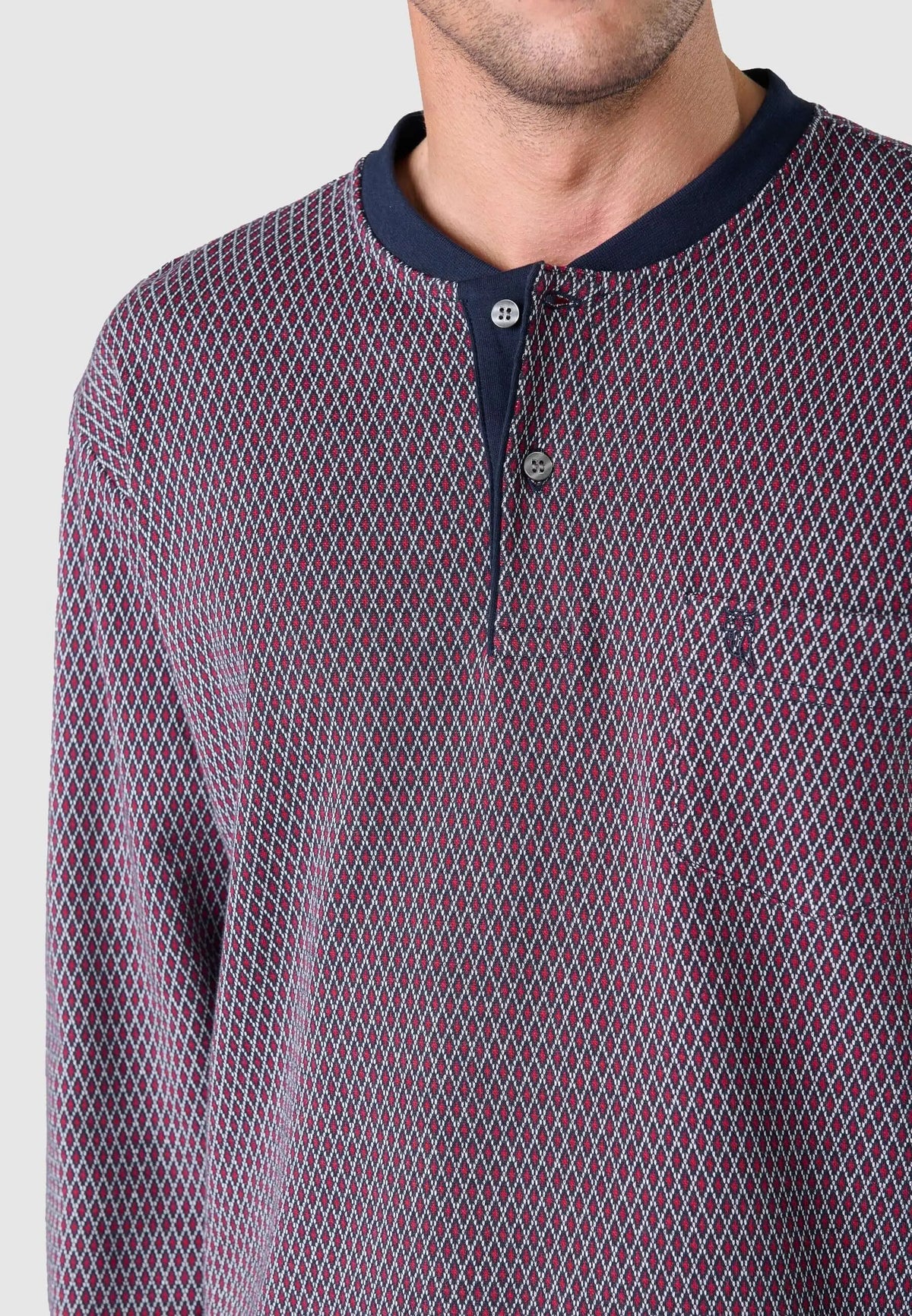 Pijama de hombre de invierno en algodón rojo con estampado geométrico, cuello abotonado y ajuste cómodo.