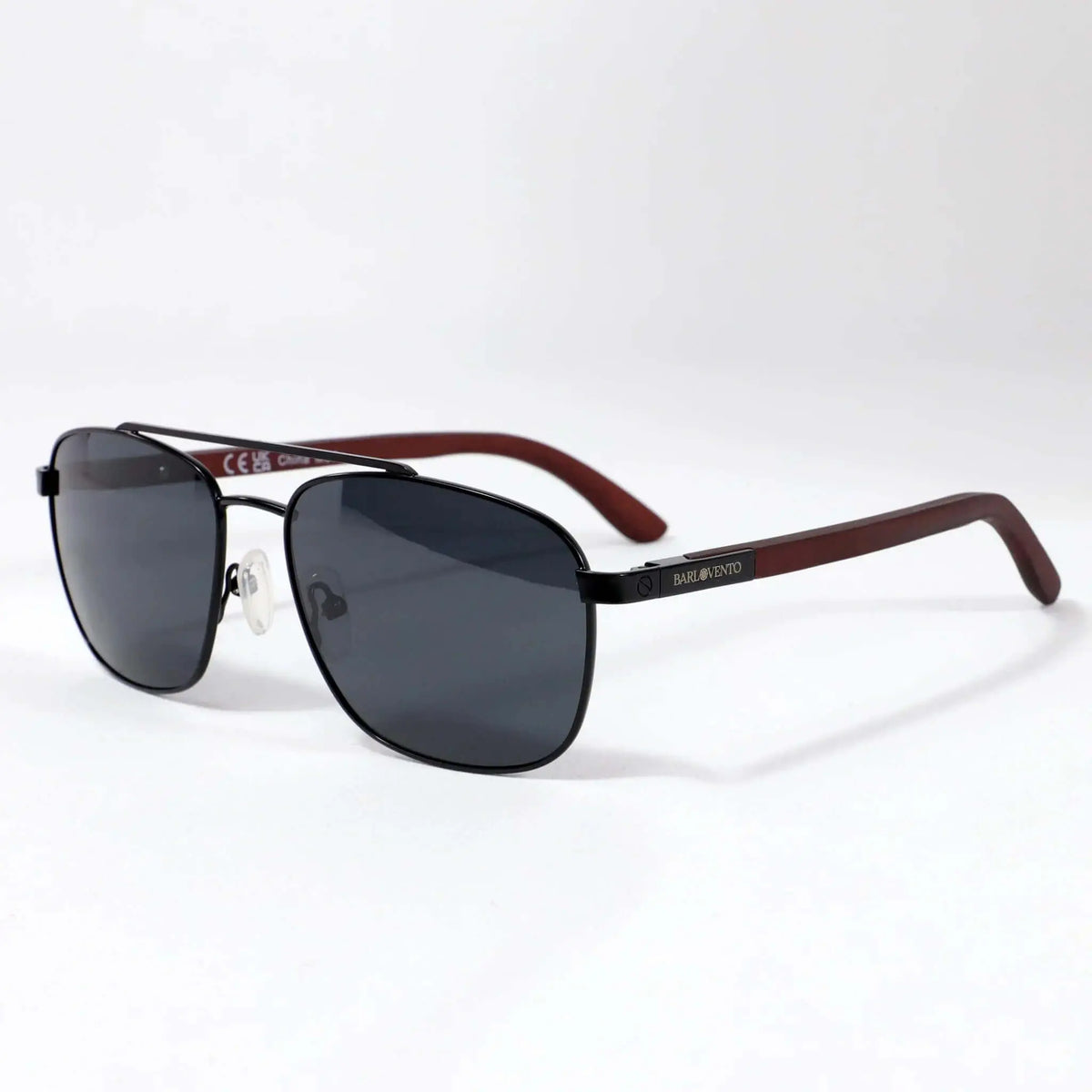 Gafas de sol estilo aviador con montura negra metálica, cristales oscuros y patillas de madera marrón.