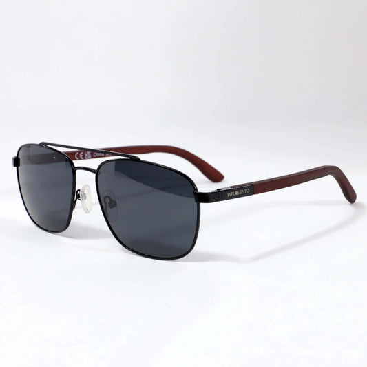 Gafas de sol estilo aviador con montura negra metálica, cristales oscuros y patillas de madera marrón.