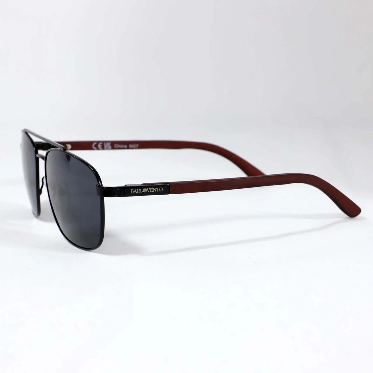 Gafas de sol estilo aviador con montura metálica negra y patillas de madera oscura, lentes oscuras.