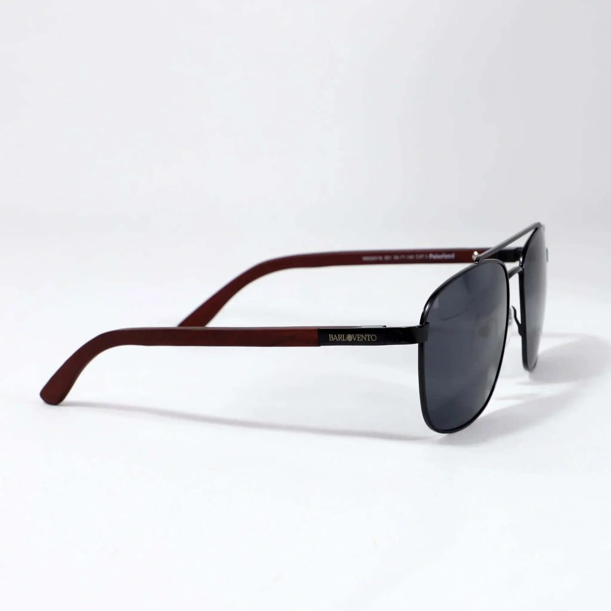 Gafas de sol estilo aviador con montura negra metálica, cristales oscuros y patillas de madera veteada marrón.