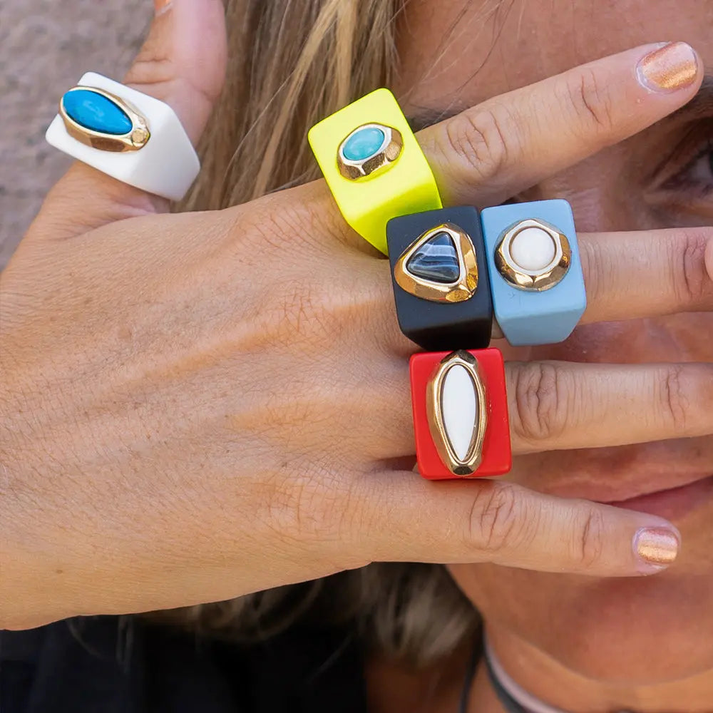 Anillos de resina colorida con piedras turquesa y negra, estilo moderno y elegante, perfectos para cualquier ocasión.