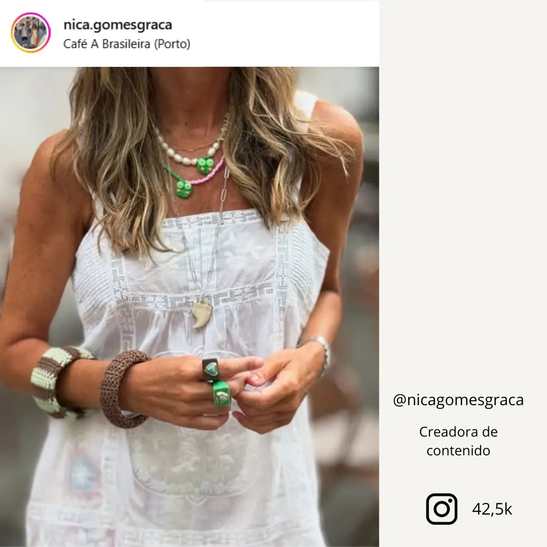 Collares de perlas verdes, vestido blanco de algodón, pulseras marrón y verde, estilo bohemio y veraniego.