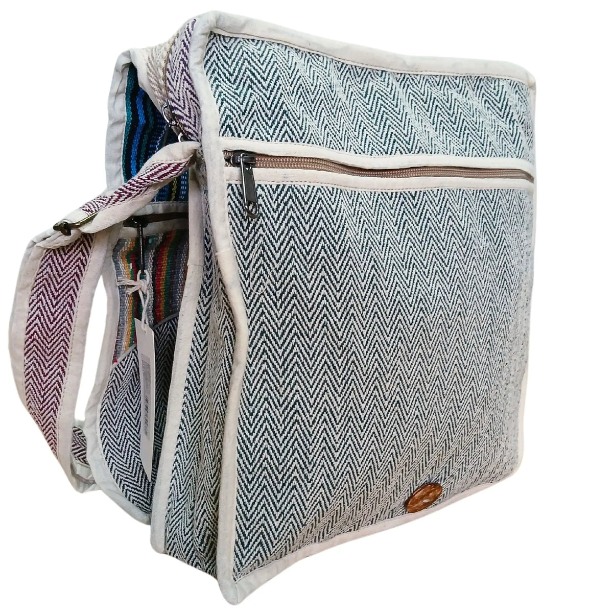 Bolso mensajero de cáñamo con patrón de espiga azul y blanco, cierres de cremallera y detalles de colores en el lateral.
