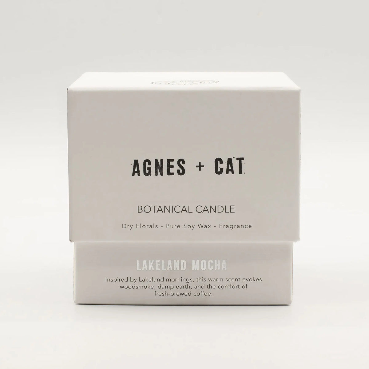 Vela botánica Agnes + Cat en caja blanca, aroma Lakeland Mocha, cera de soja, detalles florales.