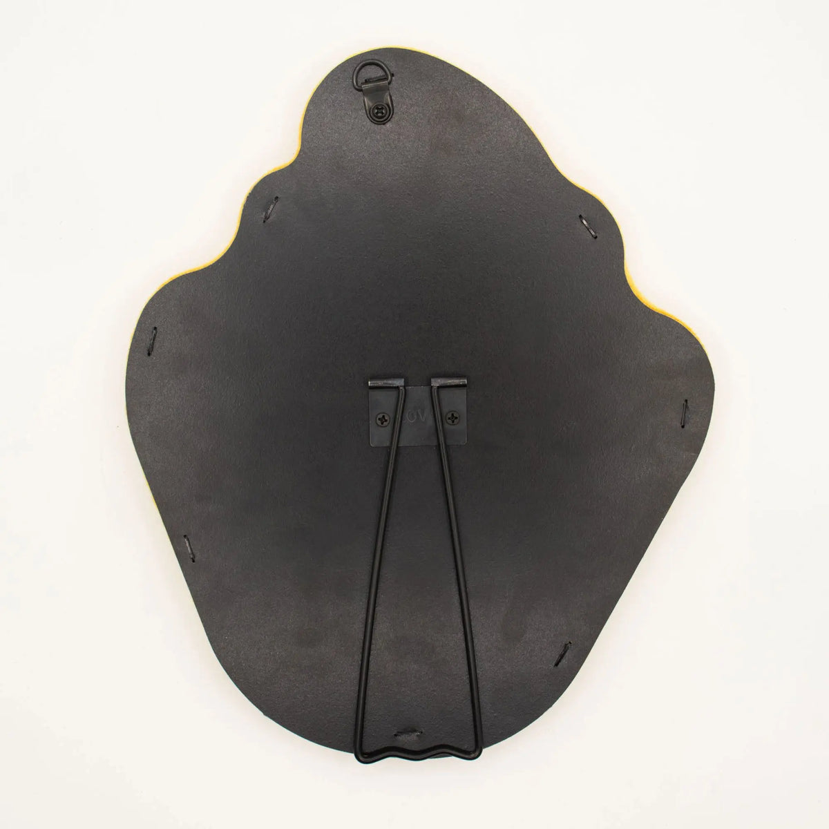 Soporte de pared en forma de concha, negro, material resistente, diseño moderno y elegante.