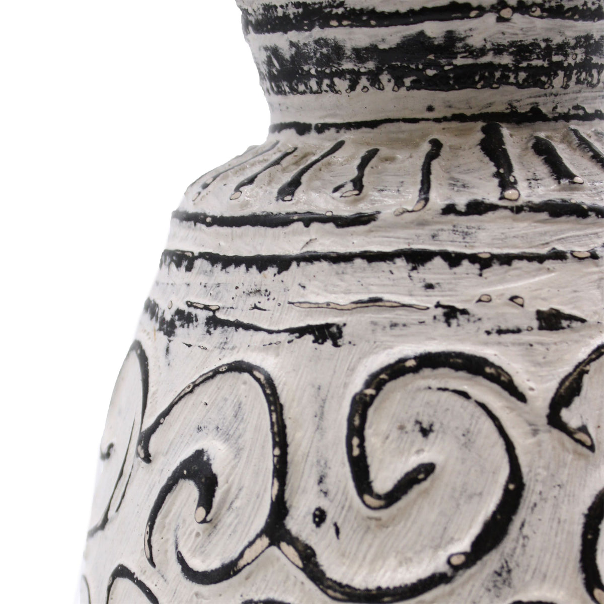 Jarrón de cerámica crema y negro con textura rugosa, patrón de remolinos en relieve y acabado artesanal envejecido.
