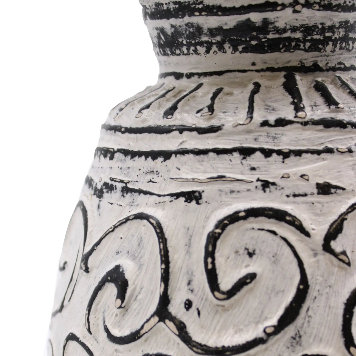 Jarrón de cerámica crema y negro con textura rugosa, patrón de remolinos en relieve y acabado artesanal envejecido.
