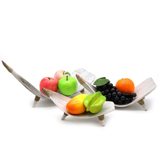 Juego de fruteros de hoja de coco blanqueada con patas envueltas en cuerda, sosteniendo frutas artificiales.