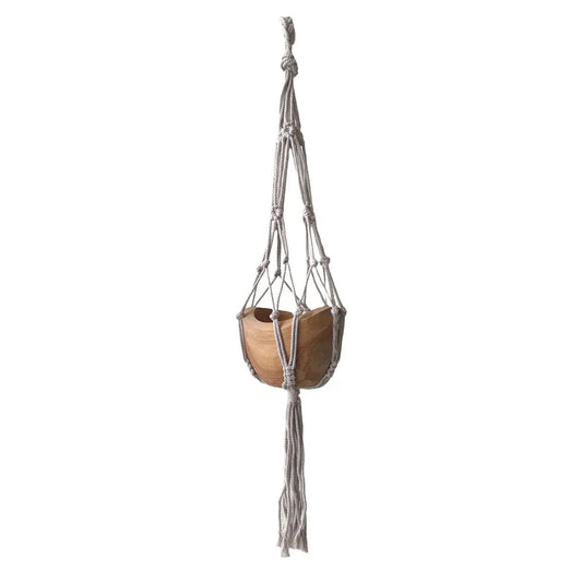 Portamaceta colgante de macramé beige con cuenco de madera natural en forma de gota, estilo artesanal.