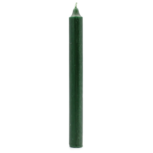 Vela cilíndrica de color verde acebo, con acabado rústico y mecha superior, aislada sobre fondo blanco.
