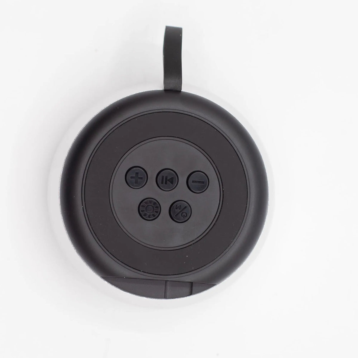 Altavoz Bluetooth redondo, plateado, con panel de control negro y botones de función. Incluye cinta para colgar.