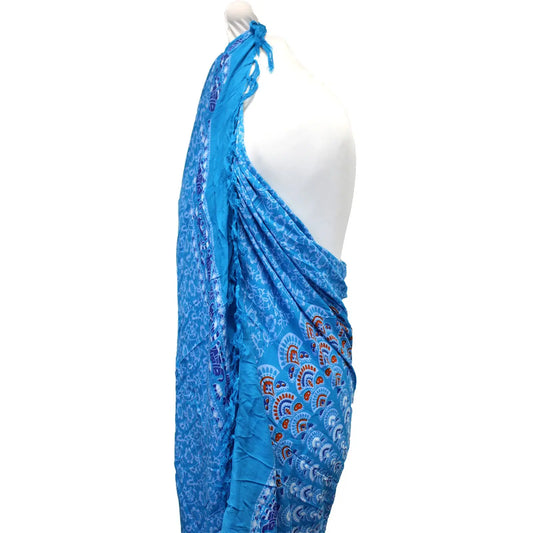 Pareo con estampado de mandala en tonos azul y naranja, de tela ligera, mostrado sobre un maniquí.