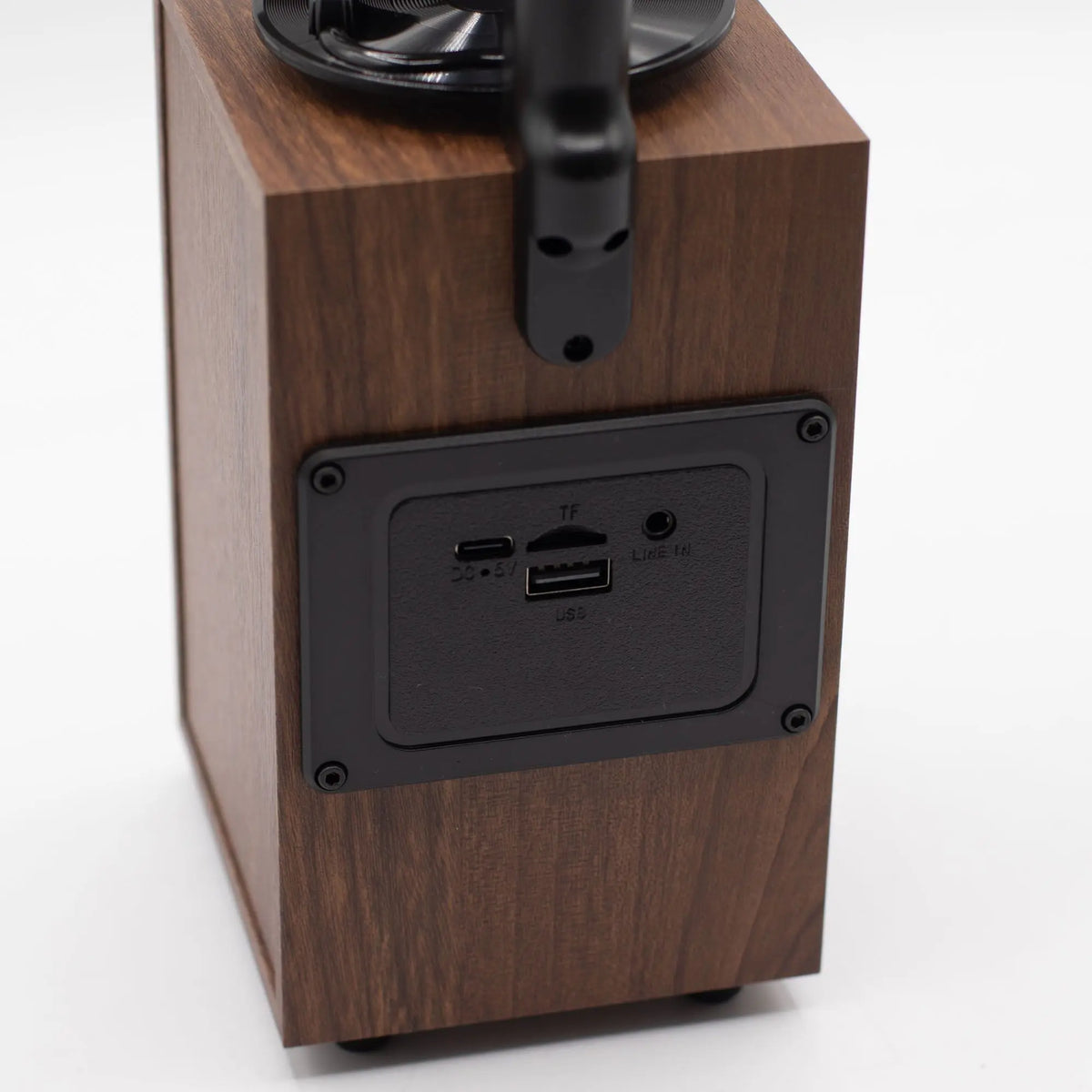 Panel trasero de altavoz retro tipo gramófono de madera con puertos USB, tarjeta TF, carga y entrada auxiliar.