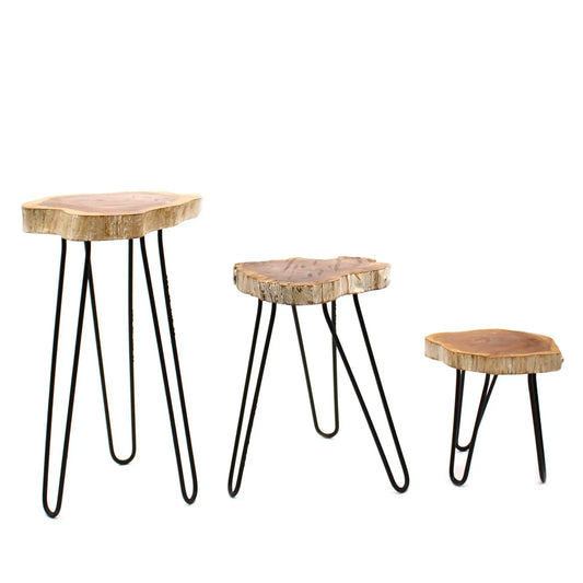 Juego de tres soportes para plantas con cubiertas de madera natural y patas de metal negro estilo minimalista.