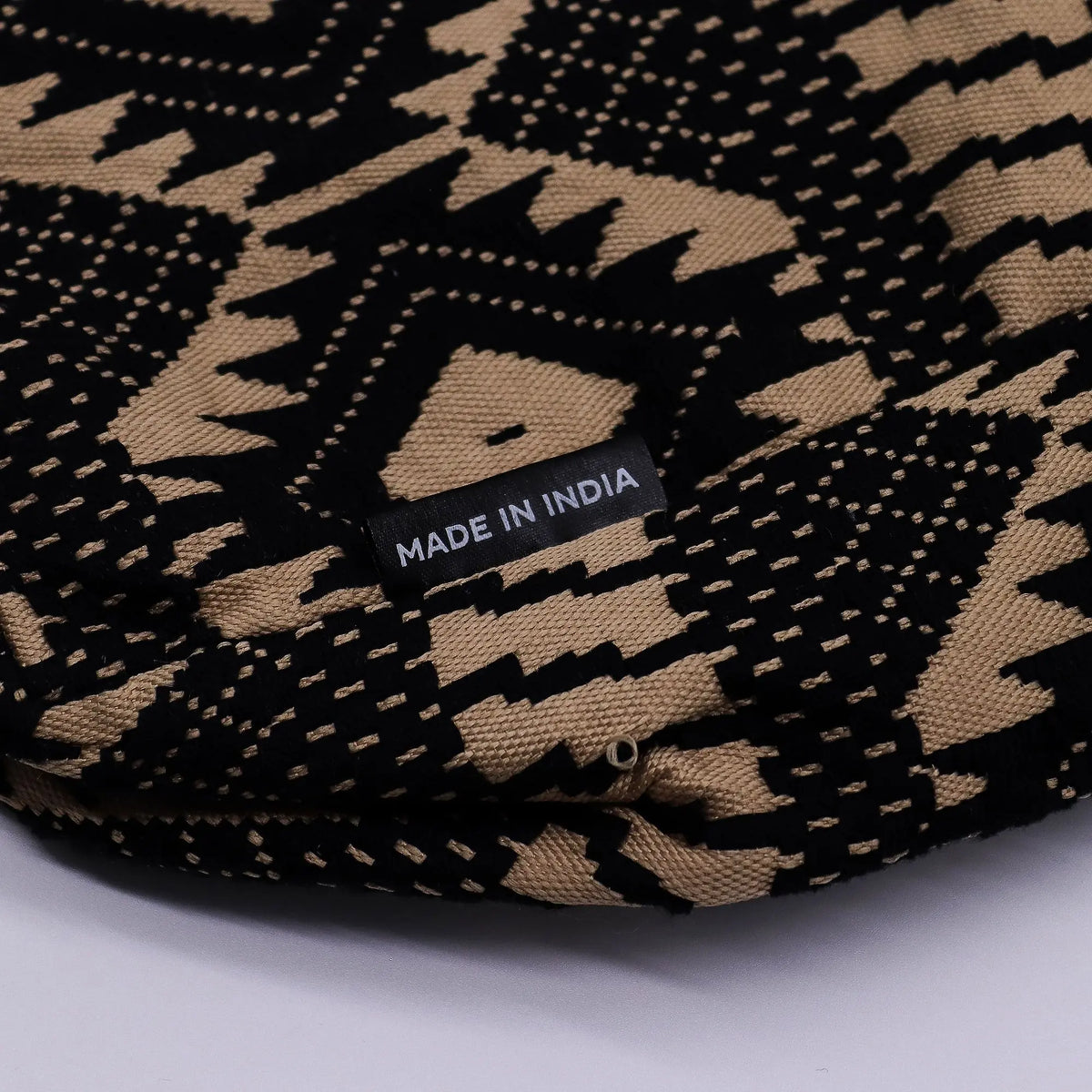 Bolso de algodón negro y beige con diseño geométrico, hecho en India, ideal para un estilo bohemio.