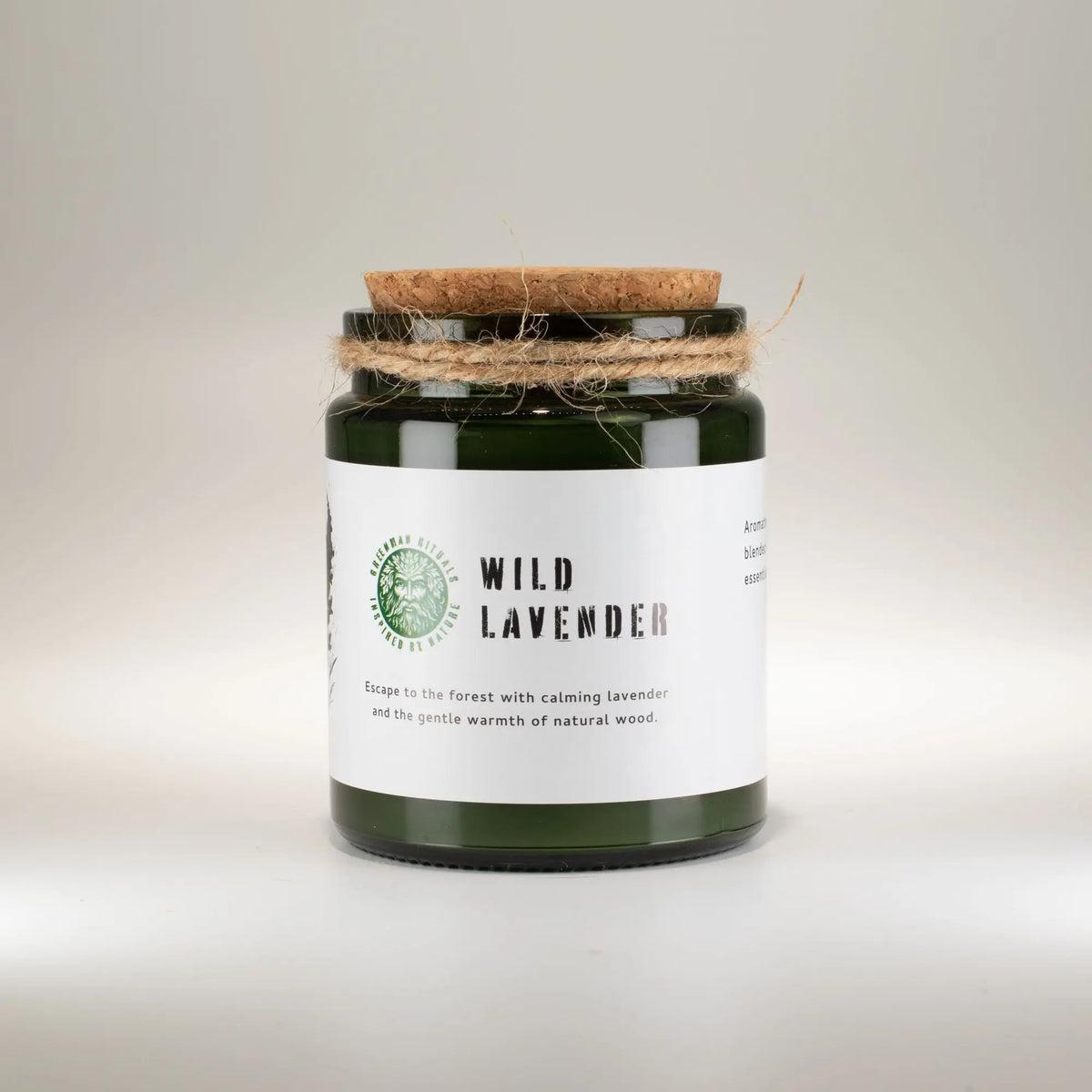 Vela aromática de lavanda silvestre en envase verde, tapa de madera natural y cuerda de yute.