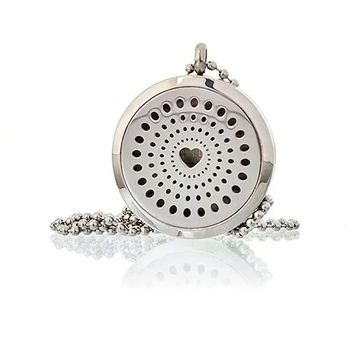 Collar plateado con colgante redondo y diseño perforado en forma de corazón. Ideal para un estilo elegante y moderno.