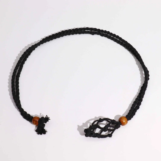 Cordón negro trenzado de 45 cm con red para piedra preciosa y dos cuentas de madera, sobre fondo blanco.