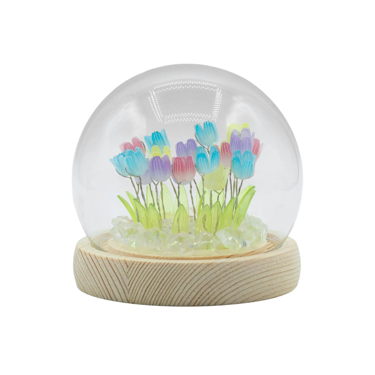 Domo de cristal con 20 tulipanes LED multicolor sobre base de madera clara, ideal para decoración de interiores.