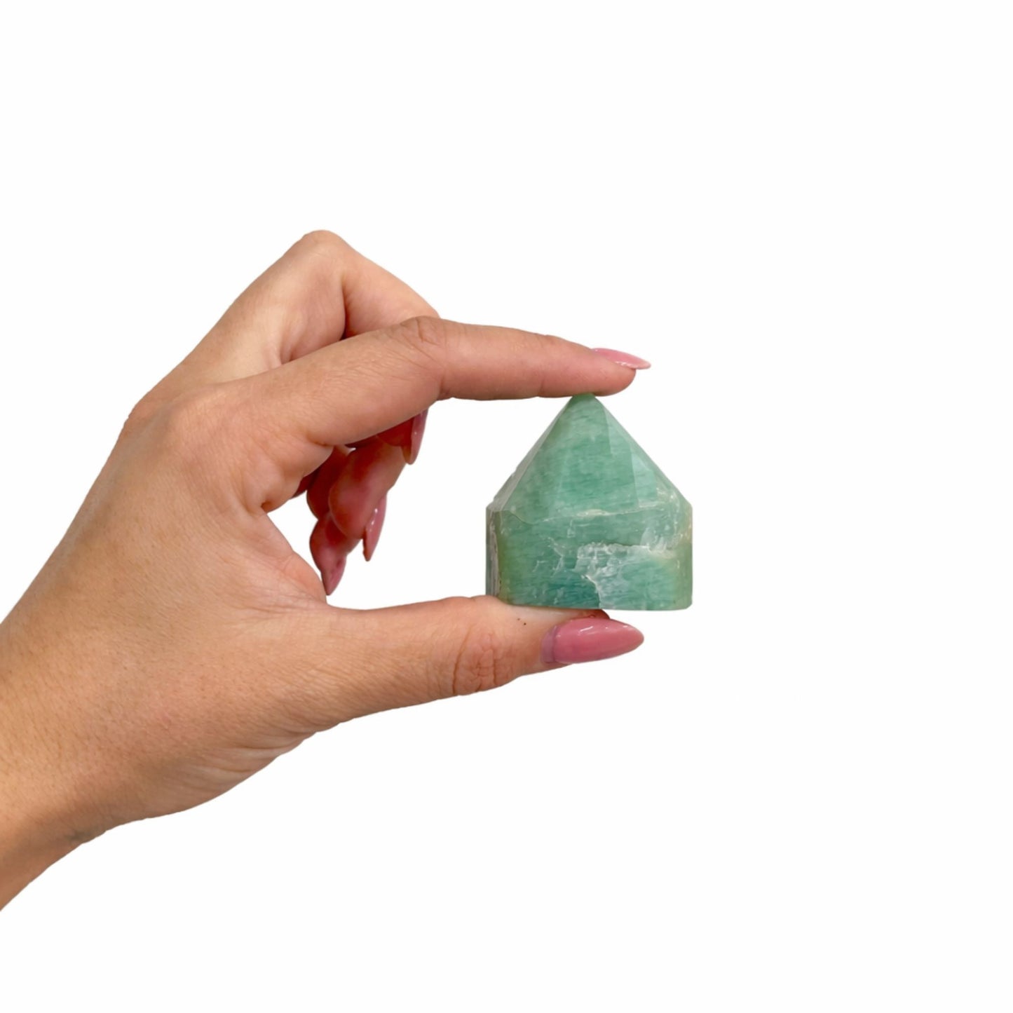 Piedra semipreciosa verde de aventurina en forma de pirámide, ideal para decoración y bienestar espiritual.