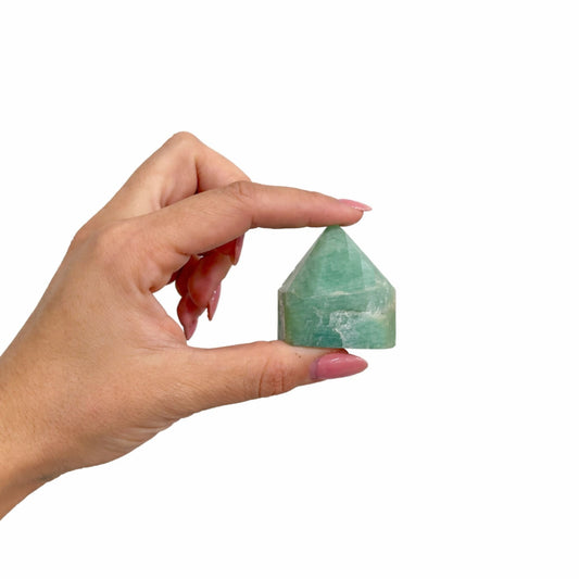 Piedra semipreciosa verde de aventurina en forma de pirámide, ideal para decoración y bienestar espiritual.