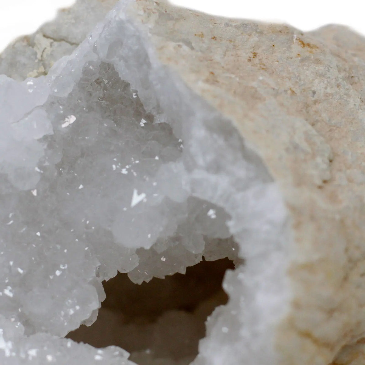 Cristal de sal blanco con tonalidades grises, textura mineral y forma natural, ideal para decoración.