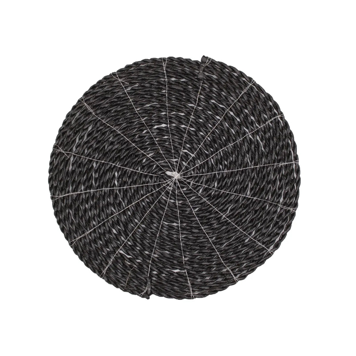 Alfombra de yute trenzado en tonos negros y grises, diseño circular, ideal para decoración moderna.