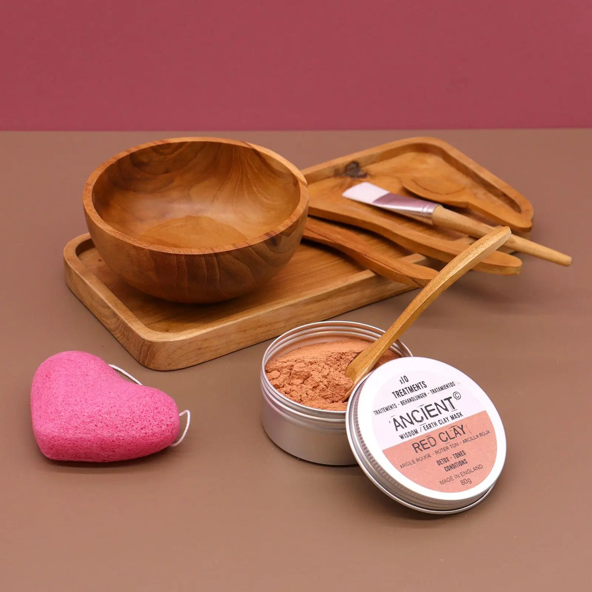 Set de spa con cuenco y bandeja de madera de teca, herramientas de aplicación, arcilla roja y esponja rosa en forma.