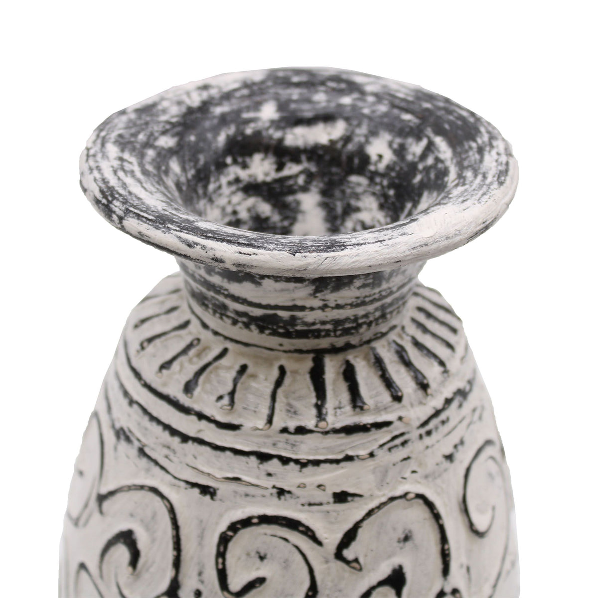 Jarrón artesanal de cerámica en crema y negro con relieves de remolinos y estilo rústico, fondo blanco.