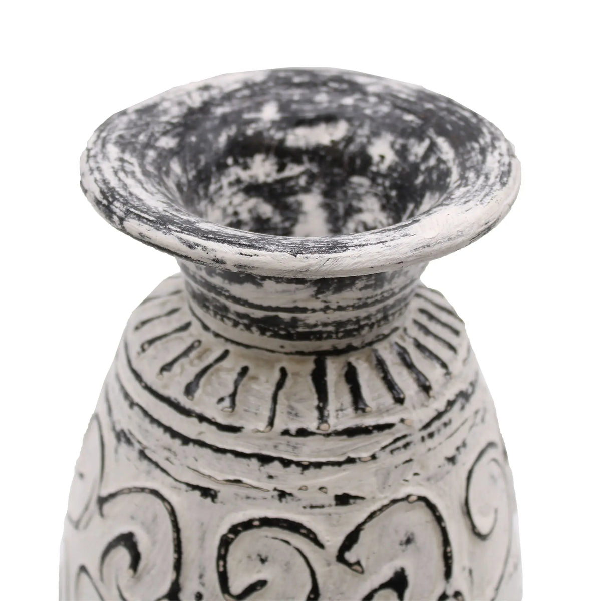 Jarrón artesanal de cerámica en crema y negro con relieves de remolinos y estilo rústico, fondo blanco.