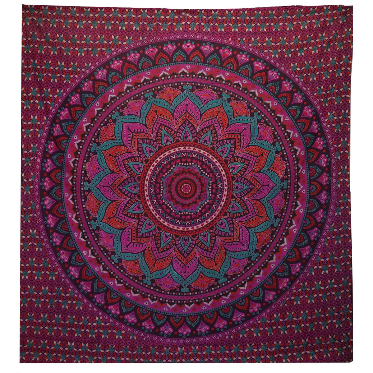 Manta mandala circular en tonos fucsia, morado y verde, de algodón con diseño bohemio. Perfecta para decoración.