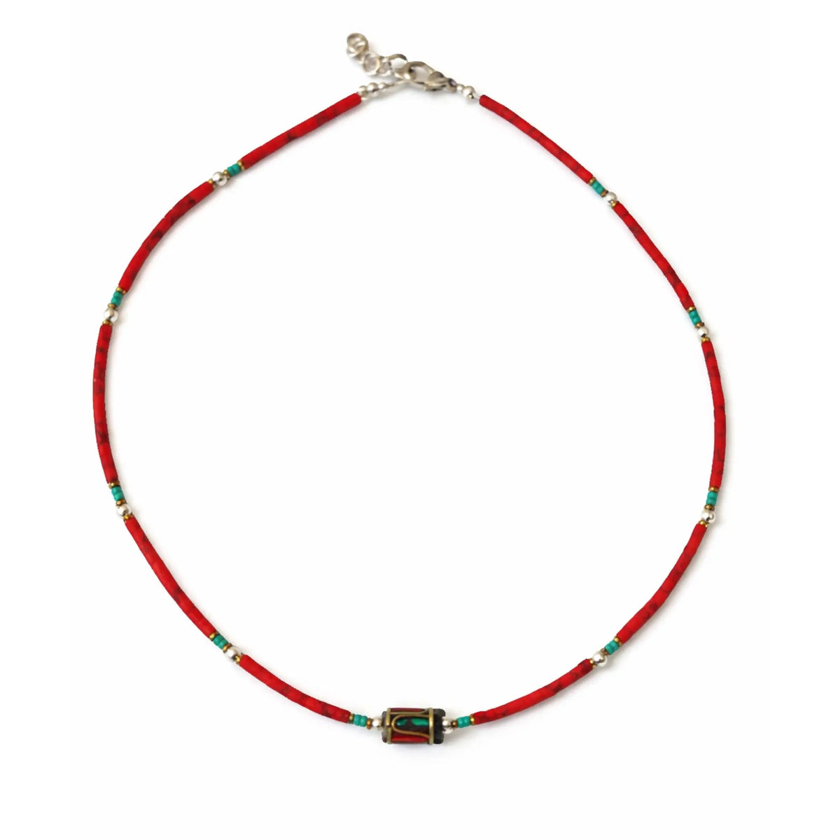 Collar de cuentas rojas y verdes con detalle metálico, estilo bohemio y cierre de plata.