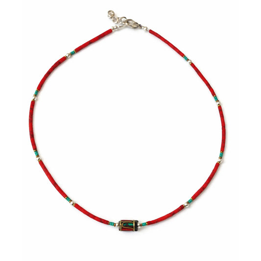 Collar de cuentas rojas y verdes con detalle metálico, estilo bohemio y cierre de plata.
