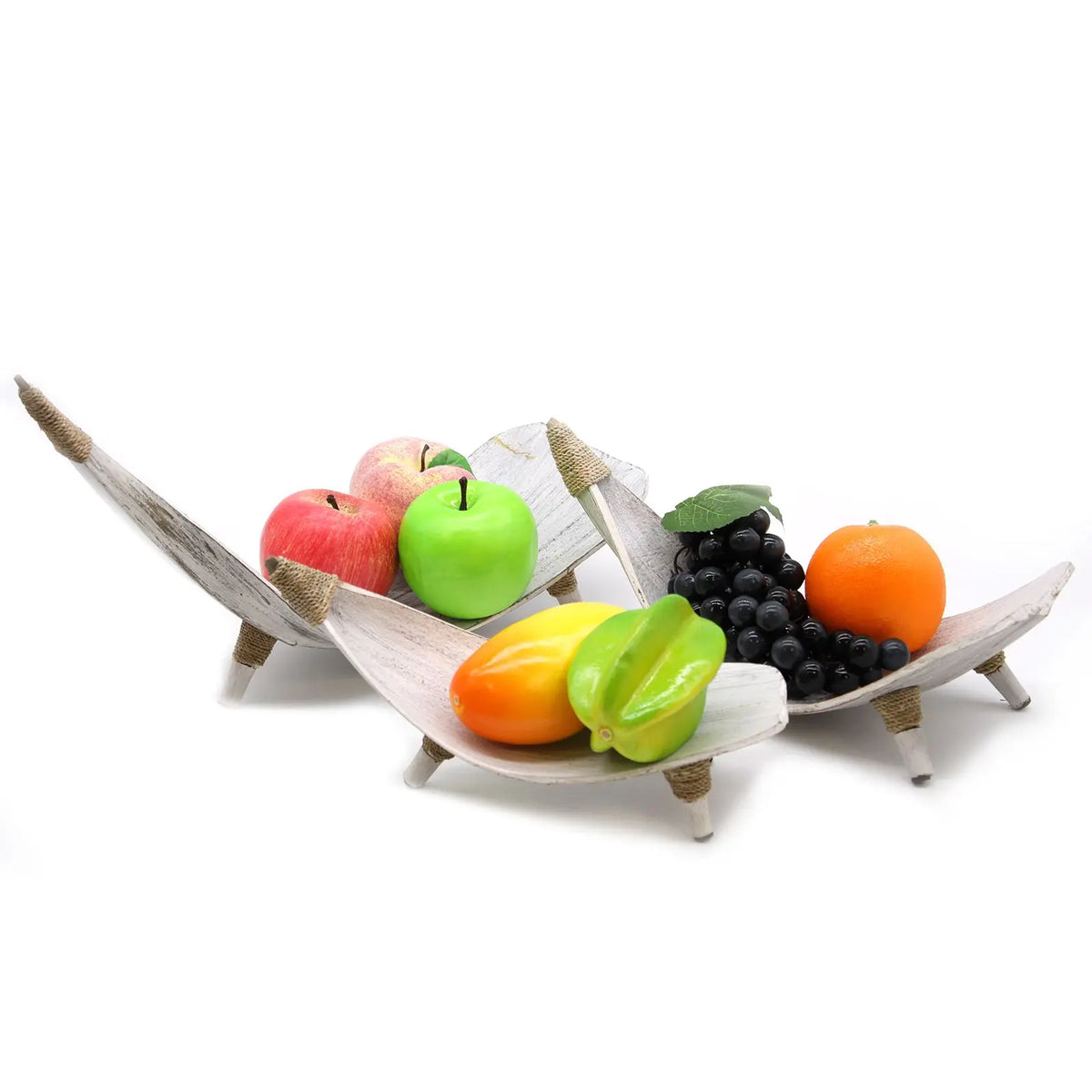 Juego de fruteros de hoja de coco blanqueada con detalles de yute, estilo rústico, con frutas artificiales variadas.