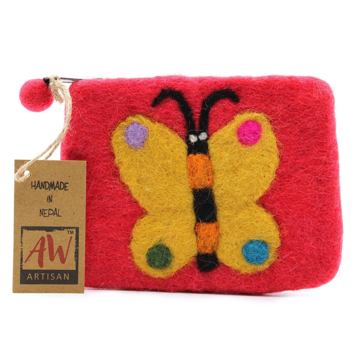 Estuche de fieltro rojo con mariposa amarilla bordada, detalles coloridos y cierre con tirador de lana.