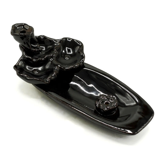 Quemador de incienso de flujo inverso en cerámica negra brillante con diseño de hojas y flor de loto sobre base alargada
