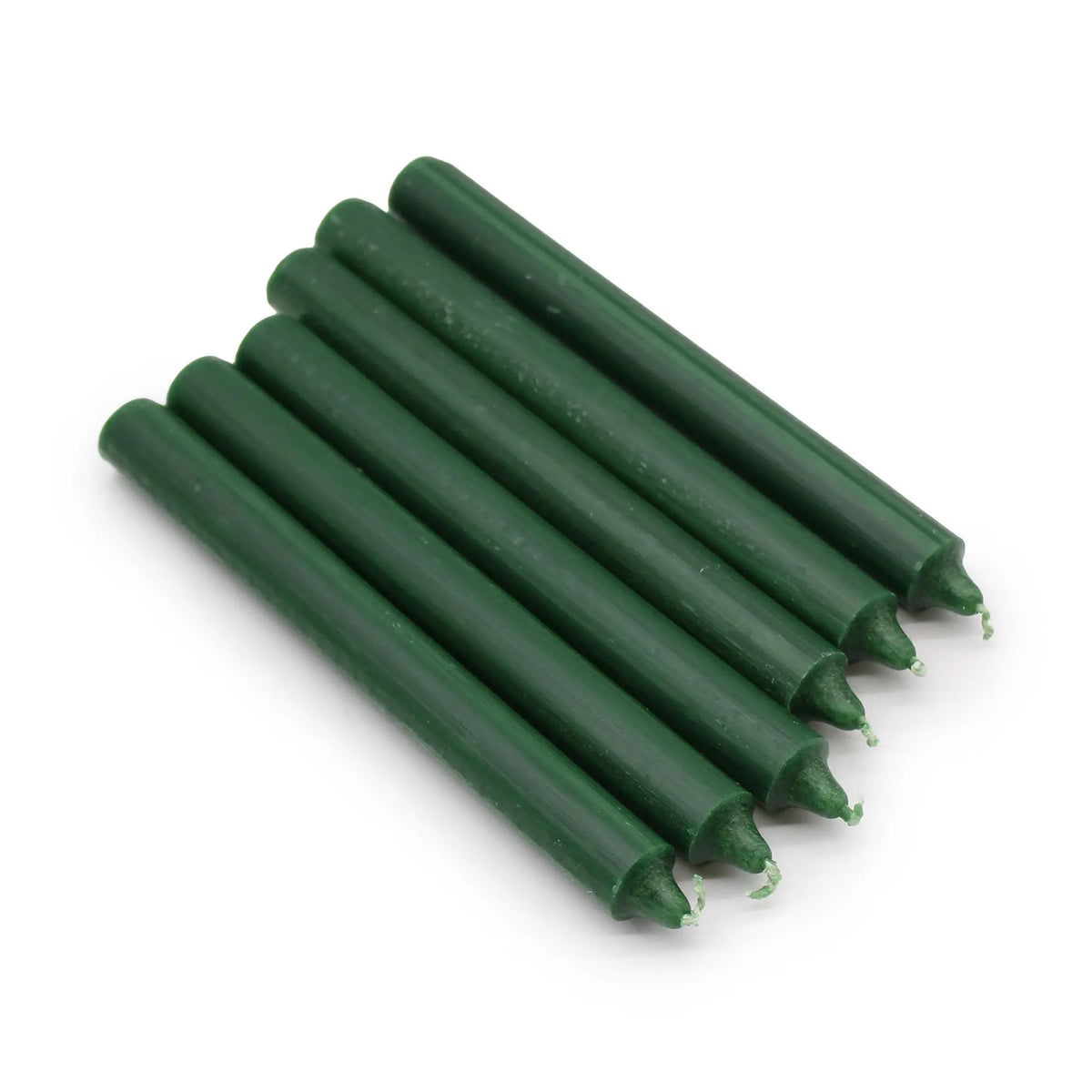 Paquete de 10 velas largas y cilíndricas de color verde acebo sobre un fondo blanco limpio.