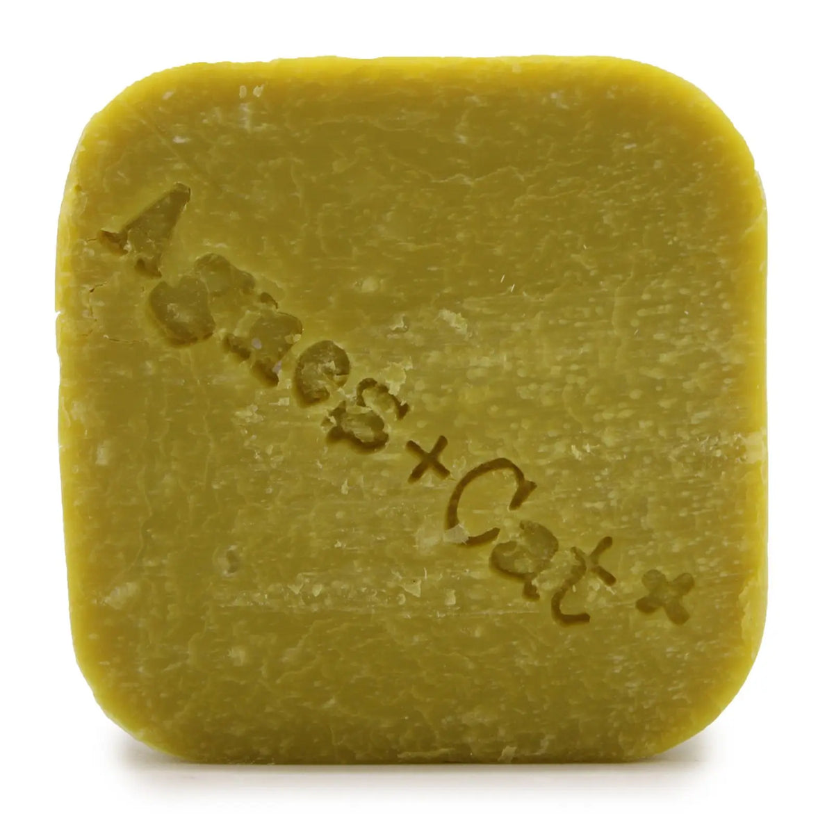 Champú sólido Agnes + Cat de color verde oliva, forma cuadrada con bordes redondeados y logo grabado en la superficie.