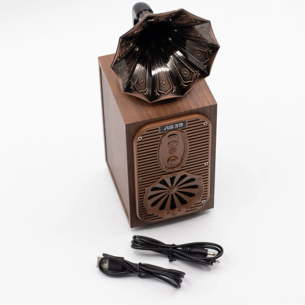 Altavoz Bluetooth retro con diseño de gramófono, madera marrón y bocina metálica decorativa. Incluye cables de carga.