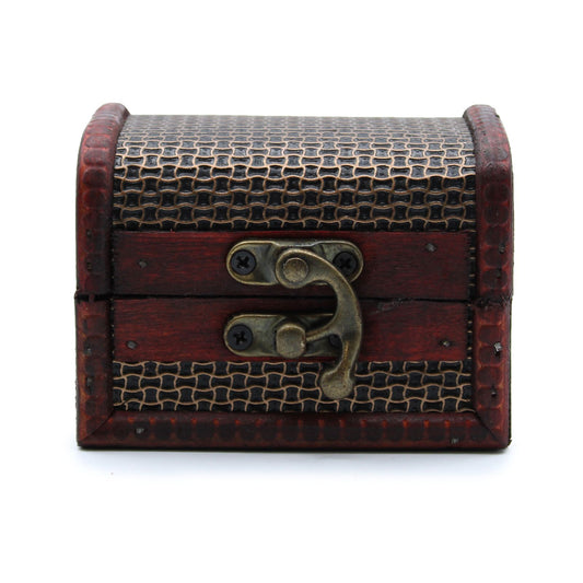 Caja decorativa de madera marrón y roja con detalles en metal dorado y diseño vintage. Ideal para almacenamiento.