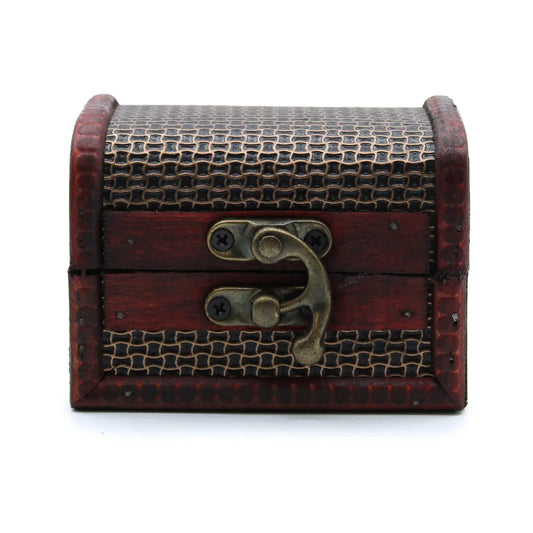 Caja decorativa de madera marrón y roja con detalles en metal dorado y diseño vintage. Ideal para almacenamiento.