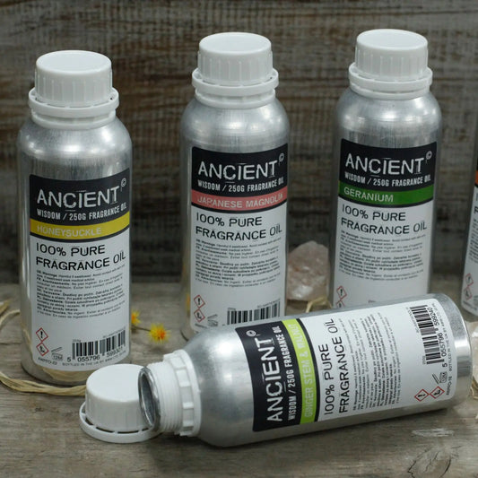 Botellas de aluminio de 250g con etiquetas de fragancias sobre una base de madera.