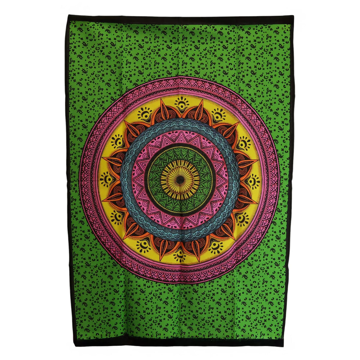 Tapiz rectangular de algodón con diseño de mandala multicolor sobre fondo verde vibrante con detalles estampados.